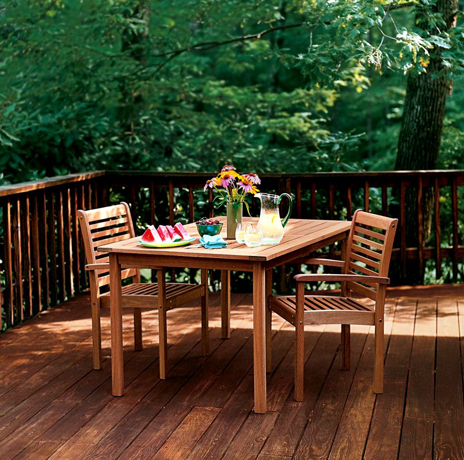 Decks feitos de madeira natural são práticos e atraentes